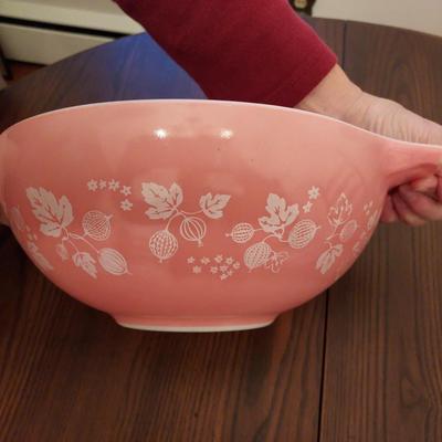Vintage Pyrex Gooseberry Cinderella Mixing Bowl Set - Pink & White - 444 & 443