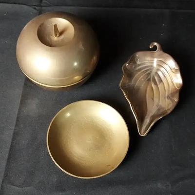 Vintage Brass Desktop Set – Apple Trinket Box, Leaf Dish, and Round Valet Bowl