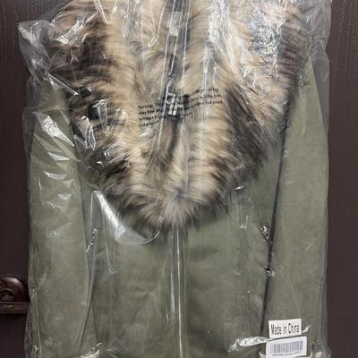DS T Women’s Faux Fur Collar Zip Jacket / Coat – Olive Green (Made in China) Size Small 