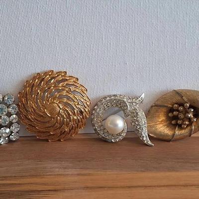 Vintage Signed Costume Jewelry Brooches (4)