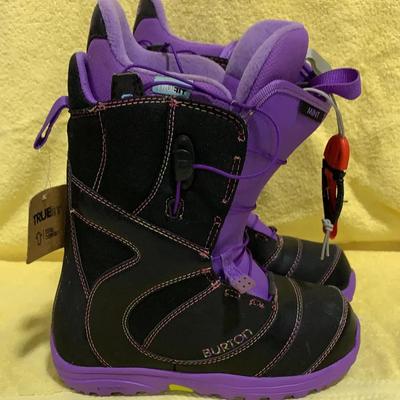 New Burton Snow Boarding/ Ski Boots, Size 6 US Womans
