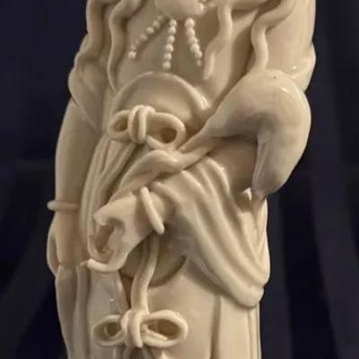 Ivory-Tone Porcelain Guanyin (Kwan Yin) Figurine – Elegant Asian Goddess Statue