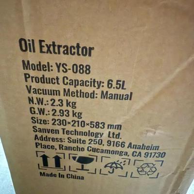 Manual 6.5L Oil Extractor Vacuum Pump by VEVOR Model YS-088