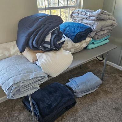 Sale Photo Thumbnail #75: Blankets and Quilts