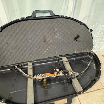 Martin Archery Compound Bow w/ Hard Case, TruGlo Sight, Fuse Rest & Stabilizer – 70 lb RH