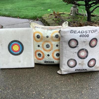 Archery Target Lot – Deadstop 4000 Bag Targets & Block Target