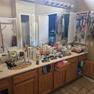 Sale Photo Thumbnail #42: Bathroom items