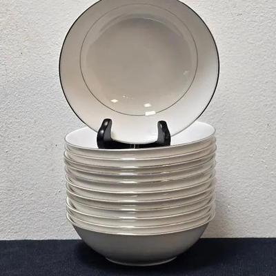 Vintage ROYAL DOULTON Lace Point English Fine Bone China Small Bowls Trimmed In Platinum 