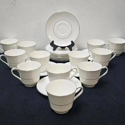 Vintage ROYAL DOULTON Lace Point H 5000 English Fine Bone China Cups/Saucers With Platinum Trim