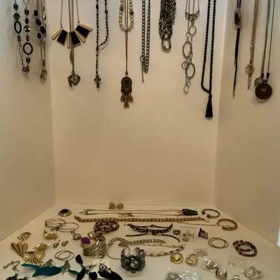 Women’s Mixed Costume Jewelry Lot
