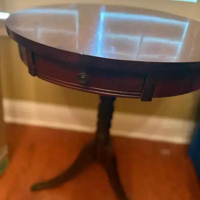 Duncan Phyfe - Style drum table with drawer