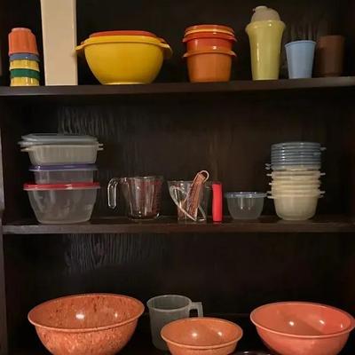 BO150 Tupperware, Bowls, Cookie Cutters +