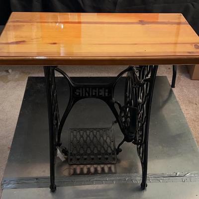 BO330 Singer Sewing Table