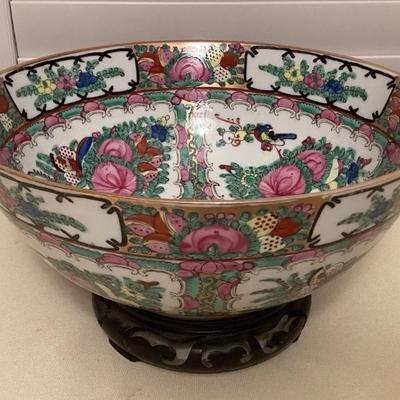 PPM031 Large Chinese Rose Medallion Porcelain Serving Bowl On Wooden Stand