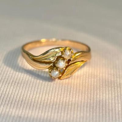Vintage 15CT Gold And Pearl Bypass Leaf Ring Size 7 (2.3g) 