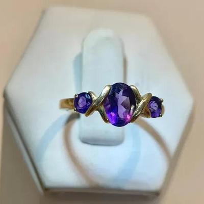 10K Gold Amethyst Ring Size 6.75 (2.3g) 