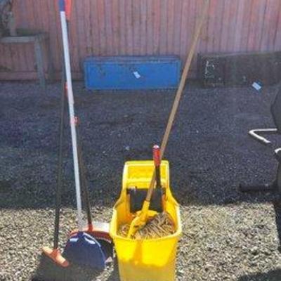 81008 • commerical mop bucket, mop & more