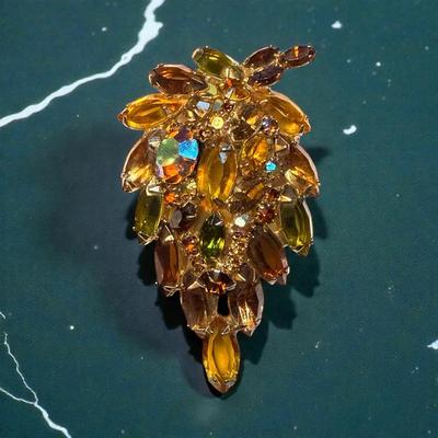 Layered brooch in a leaf motif