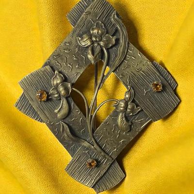 Vintage floral brooch with c clasp