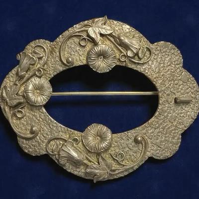 Art nouveau buckle style brooch with 3d floral motif