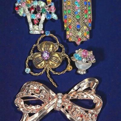 Four pins a clip multi colored