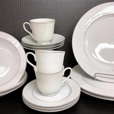 15 Piece “Empress" Dinnerware