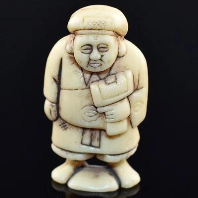 Chinese Cream-Tone Craftsman Okimono Figure