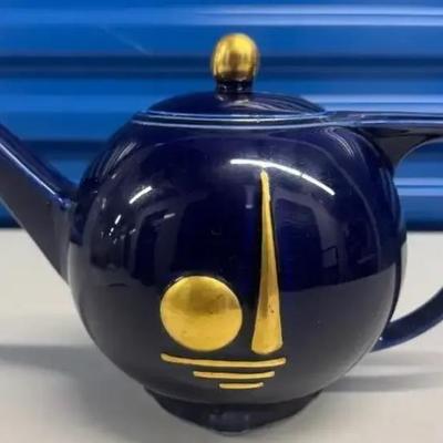 EHE304 - RARE Vintage 1939 Commemorative Cobalt Blue Tea Pot New York World's Fair