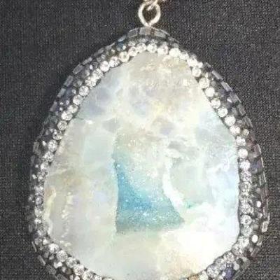 EHE109 - Myrna Lee Chang Natural Stone Pendant 