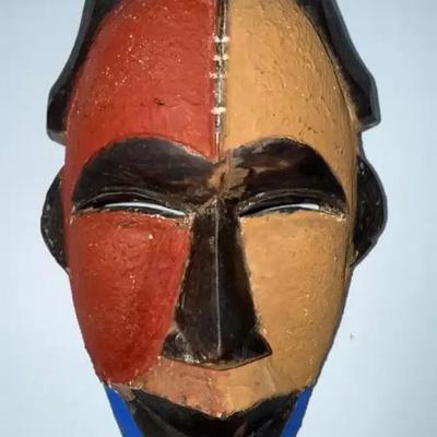 EHE012 Hand-Carved Wooden African Mask Art
