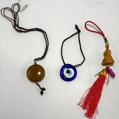 EHE052 - Multi lot of assorted spiritual/cultural amulets & keychains 