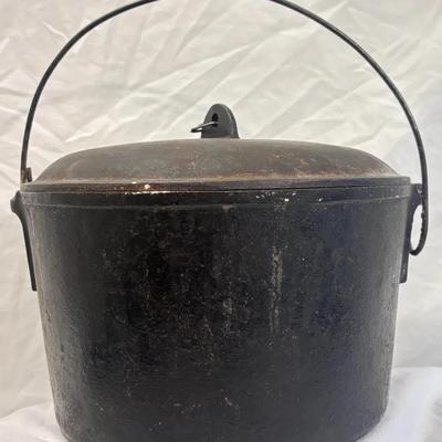Cast Iron Dutch Oven with Bail Handle and Lid