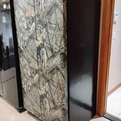 Frigidaire 17 Cu. Ft. Upright Freezer – Realtree Camo Edition – Garage Ready