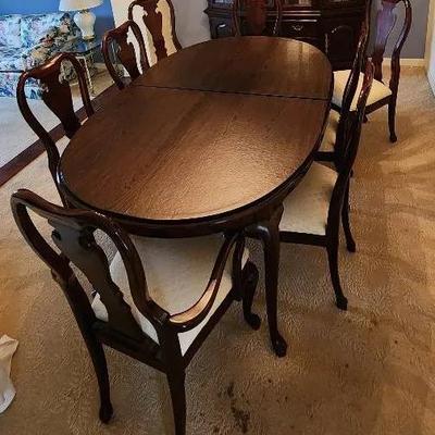 Thomasville Dining Table And 8 Chairs w/ Table Cover