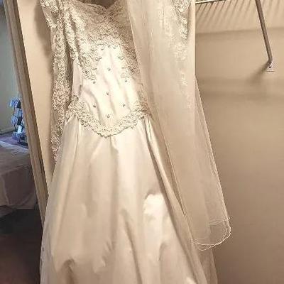 Wedding Dress & Bonnett W/Train