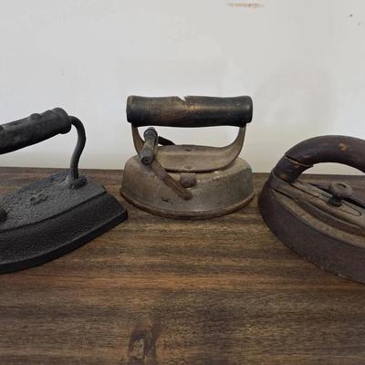 Set Of 3 Antique Cast Iron Sad Irons