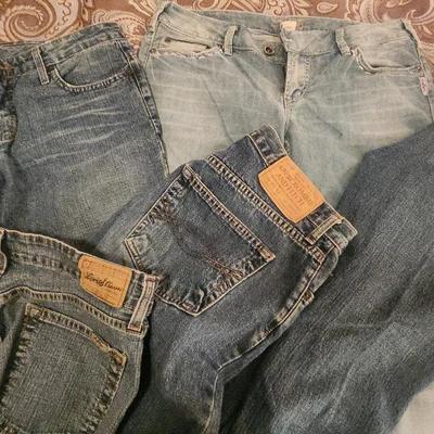 Women's Lot of Five Jeans Sizes 10-11 Levi's, Abercrombie, Lei's, Silver