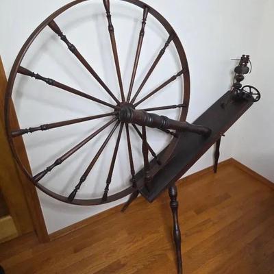LARGE ANTIQUE SPINNING WHEEL
