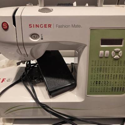 Singer Fashion Mate 7256 Sewing Machine Like New