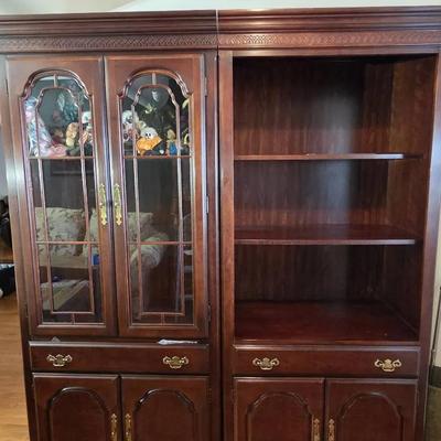 vintage Bernhardt traditional American style mahogany china and display cabinet. 