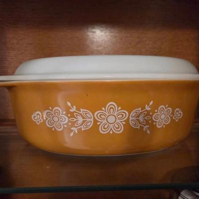 PYREX Butterfly Gold Oval Casserole Dish with Lid. 2.5 Quart