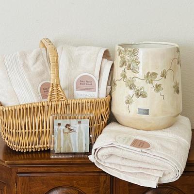 Four NEW Threshold Total Fresh Bath Towels and Decorative Pot