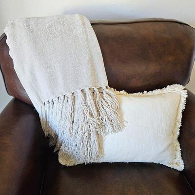  Quality Heavy Throw with Fringe and White Throw Pillow Set