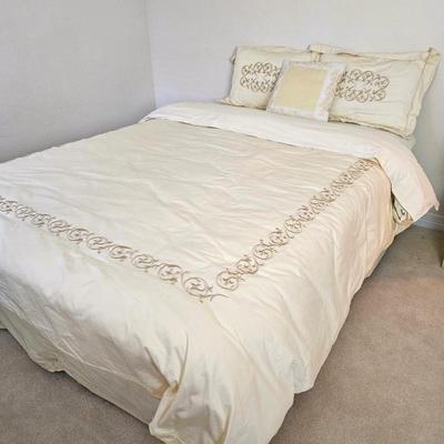 Beautiful 100% Cotton Queen Size Duvet Cover in Pale Yellow with Down Comforter Insert & matching Shams