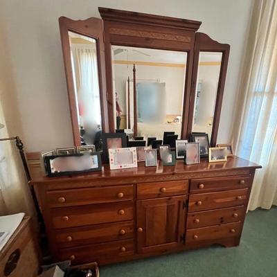 Beautiful Kincaid Pine Dresser With Mirror