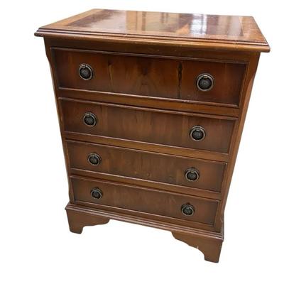 Small Georgian-style yew wood chest of drawers