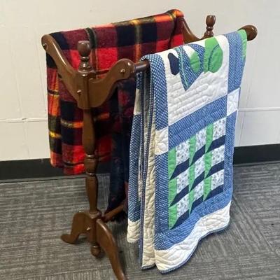 Quilt quilt stand and blankets