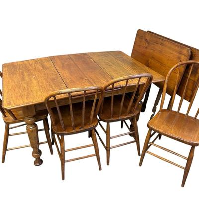 Expandae table with four windsor style spindle back dining chairs