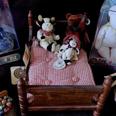 Lot 604:  Boyd Mini Bed , Bear, Cows. Beanie Bears, Misc