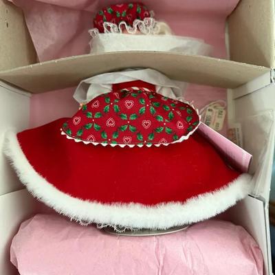 352: Madame Alexander Mrs. Claus Doll #937 with Original Box, Tag & Accessories  Madame Alexander co